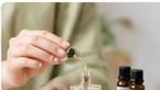 精油をスポイトでとる体験講座の様子